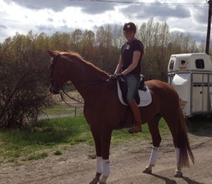 Typisk dressyrryttare? Väst för skritt till ridhuset, 0 spö och 0 sporrar...